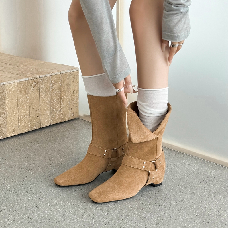 Street Fashion Look - Botas Femininas de Camurça Estilo Slouchy